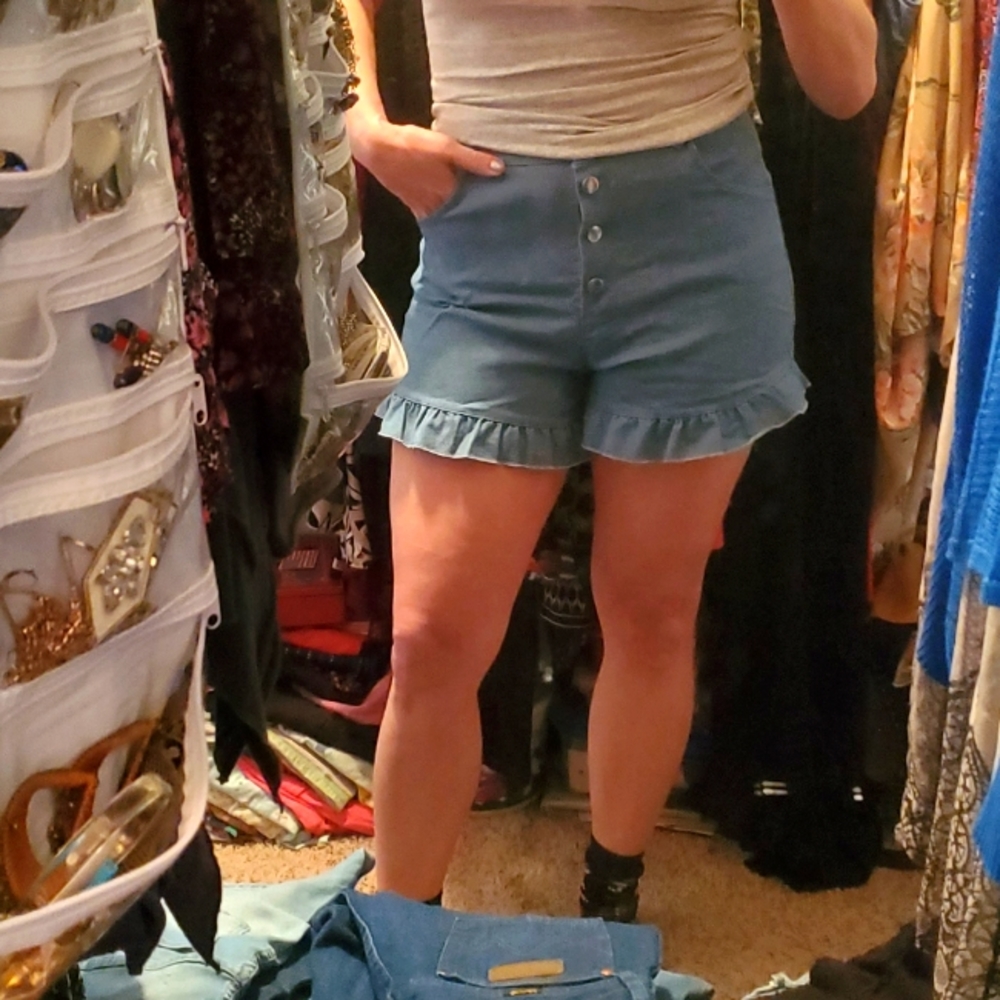 NEW NWT Boohoo Ruffled Stretchy Denim Jean Shorts Sz 8